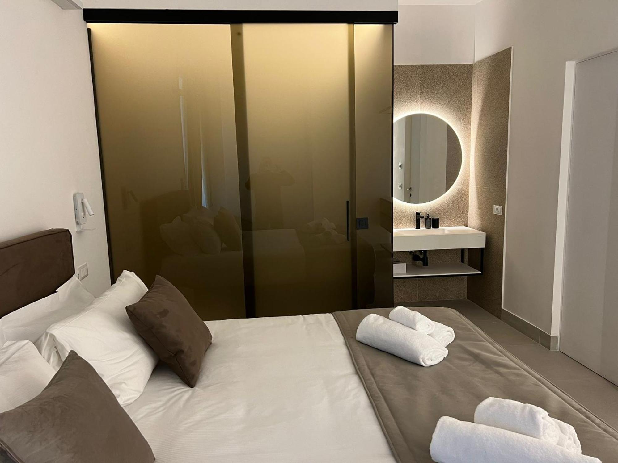 Cicerone's Luxury Rom