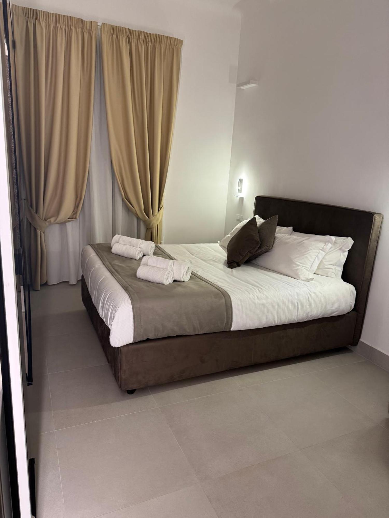Cicerone's Luxury Rom